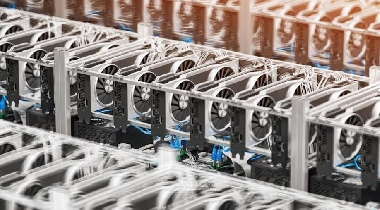 Бывший глава энергетической компании пошел под суд за криптоферму